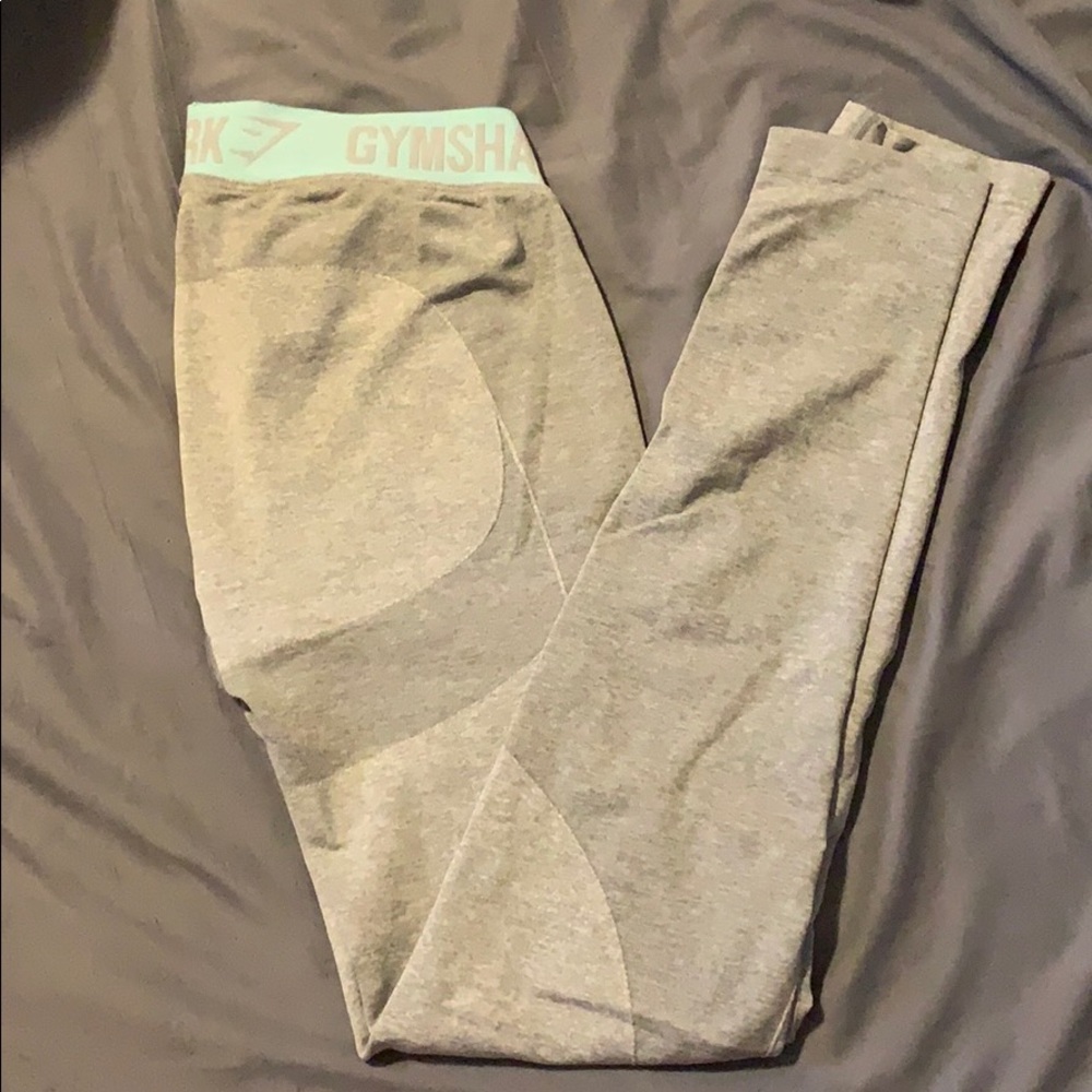 Gym shark leggings